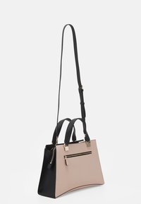 Sac à main noir et rose avec une forme structurée, une texture lisse, deux poignées supérieures et une bandoulière ajustable. Comprend une poche avant zippée.