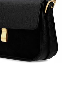 Bolso de mano negro con cuero texturizado, una tapa suave, adornos de hardware dorado y una forma rectangular elegante. Correa de hombro ajustable.