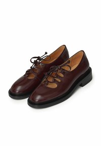 Scarpe in pelle bordeaux con design a taglio e dettagli di lacci multipli. La punta arrotondata e la robusta suola nera offrono stabilità.