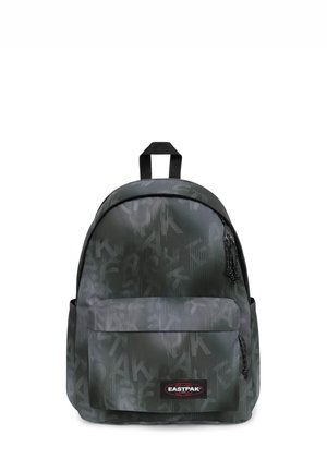 Sac à dos Eastpak gris foncé avec poche avant, motif subtil de logo répétitif, tirettes de fermeture éclair noires et poignée de transport supérieure.