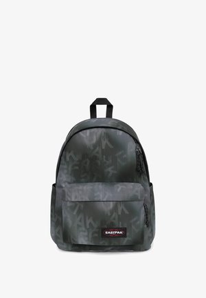 Mørkegrå Eastpak rygsæk med frontlomme, subtilt gentagende logo mønster, sorte lynlåstræk og et topbæreregreb.