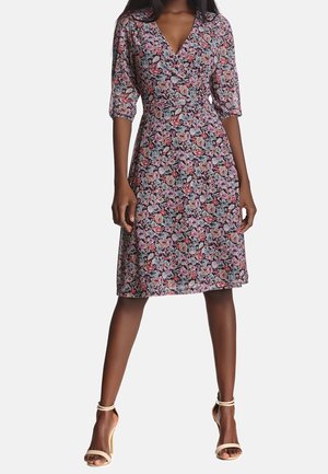 Vestido envolvente floral en negro, con mangas tres cuartos, escote en v y cintura ajustada, con una falda a la altura de la rodilla.