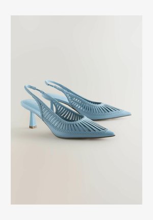 Gaiši zili siksnu papēži ar norādītu purngalu rakstu, vertikālām izgriezumiem, austām detaļām un sašaurinātu papēdi.