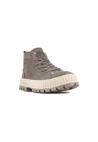 Zapatillas altas de ante gris con suela de goma beige, parte superior texturizada y cierre de cordones. Presenta un logo redondo en el lateral.