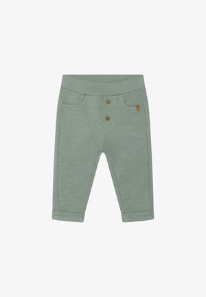 Lichtgroene katoenen broek met een zachte textuur, voorzien van een brede tailleband, twee voorzakken en houten knoopdetails.