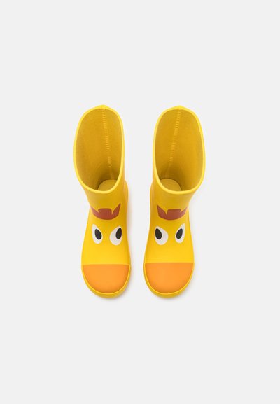 Keltaiset kumiset sadebootit, joissa on ankka-kuvio, suuret silmät ja oranssi nokka. Sujuva pinta, sääriä puoliväliin asti yltävät ja pyöreä kärki.