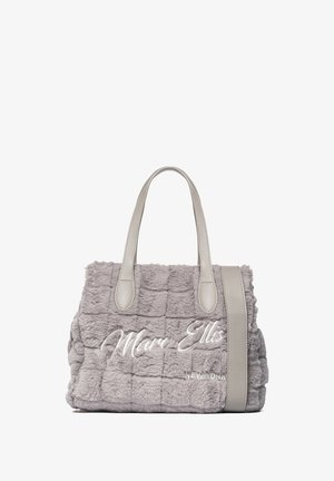 Borsa a mano in pelliccia sintetica grigia con texture trapuntata, caratterizzata da dettagli in pelle liscia grigia e logo "Marc Ellis NEW YORK" impresso sul davanti.