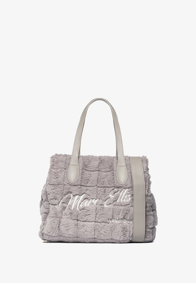 Sac à main en fausse fourrure grise avec texture matelassée, présentant des accents en cuir gris lisse et le logo embossé "Marc Ellis NEW YORK" à l'avant.