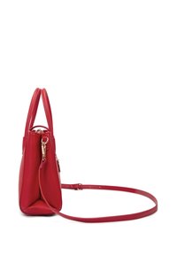 Borsa a mano rossa in pelle con doppi manici superiori, tracolla rimovibile, finitura testurizzata e una sottile cerniera in tono oro.