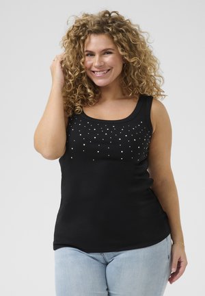 Schwarzes Tanktop mit einem strukturierten Design und weißen dekorativen Nieten über der Brust. Weicher Stoff, taillierte Form und breite Träger.