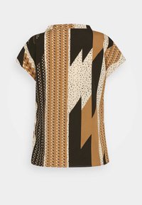 Krátký rukáv top s vícebarevným geometrickým vzorem v hnědých, černých a krémových odstínech, s volným střihem a kulatým výstřihem.