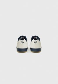 és ACCEL UNISEX - Sneakers low - white/navy/gum