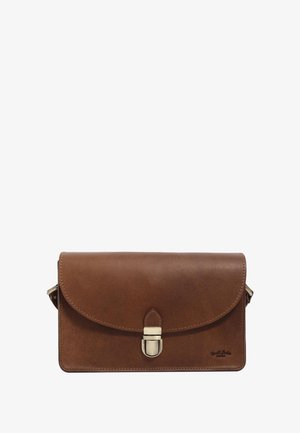 Brun læder crossbody taske med afrundet klap og sølvspænde, med diskrete syninger og lille præget mærkelogo nederst til højre.