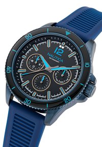 Nautica rokas pulksteņi ar zilu gumijas siksniņu un melnu ciparnīcu. Aprīkots ar sudraba akcentiem, hronogrāfa apakšciparnīcām un datuma displeju. Ūdensizturīgs līdz 100m.