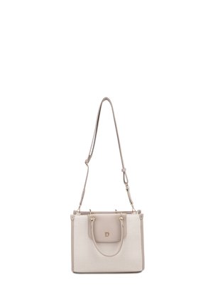 Borsa tote beige testurizzata con doppio manico, tasca frontale con patta con logo "D" e tracolla regolabile, mostrata su sfondo bianco.