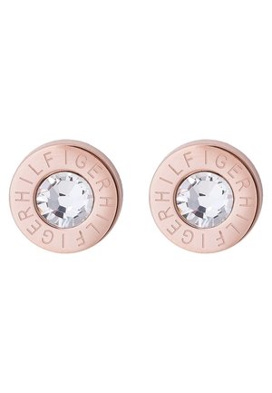 Paire de boucles d’oreilles rondes en or rose avec des cristaux centraux transparents et "HILFIGER" gravé autour des bords.