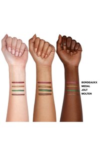 Tre arme viser swatches med fire farvede striber: bordeaux, guld, grøn og brun. Hver arm har en forskellig hudtone; mærkater angiver skyggenavne.