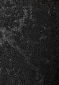 Tessuto nero testurizzato con un intricato motivo damascato in rilievo e motivi ondulati. Trama liscia con una leggera lucentezza.