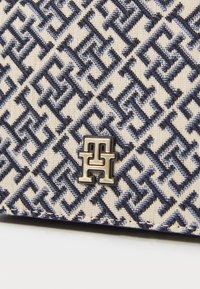Tommy Hilfiger FLAP CROSSOVER - Handbag - space blue