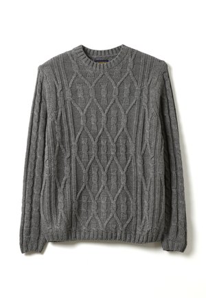 Grauer gestrickter Pullover mit einem strukturierten Rautenkabelmuster, Rundhalsausschnitt sowie gerippten Bündchen und Saum. Hergestellt aus weichem, dickem Garn.