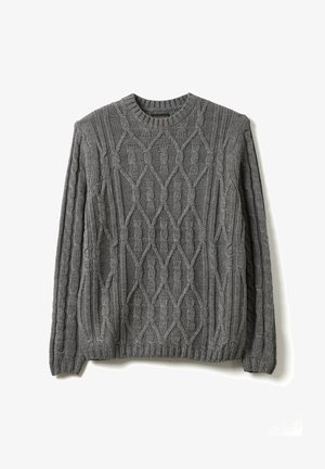 Maglione grigio lavorato a maglia con motivo a treccia a diamante testurizzato, collo rotondo e polsini e orlo a coste. Realizzato con un filato morbido e spesso.