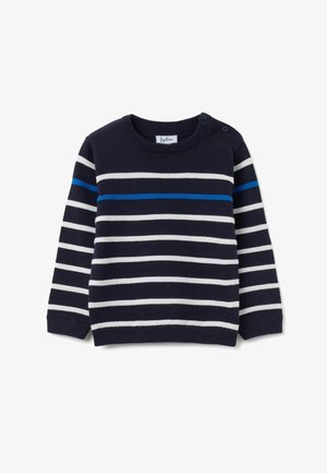Suéter de punto azul marino con rayas horizontales blancas y azules. Presenta un cuello redondo de canalé y botones en el hombro izquierdo.
