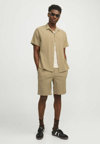 Jack & Jones JPSTJAIDEN CRINKLE JOGGER  - Shorts - fields of rye