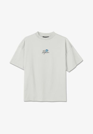 Camiseta gris claro de manga corta con un pequeño gráfico de una taza azul y el texto negro "Pegador" centrado en el pecho.