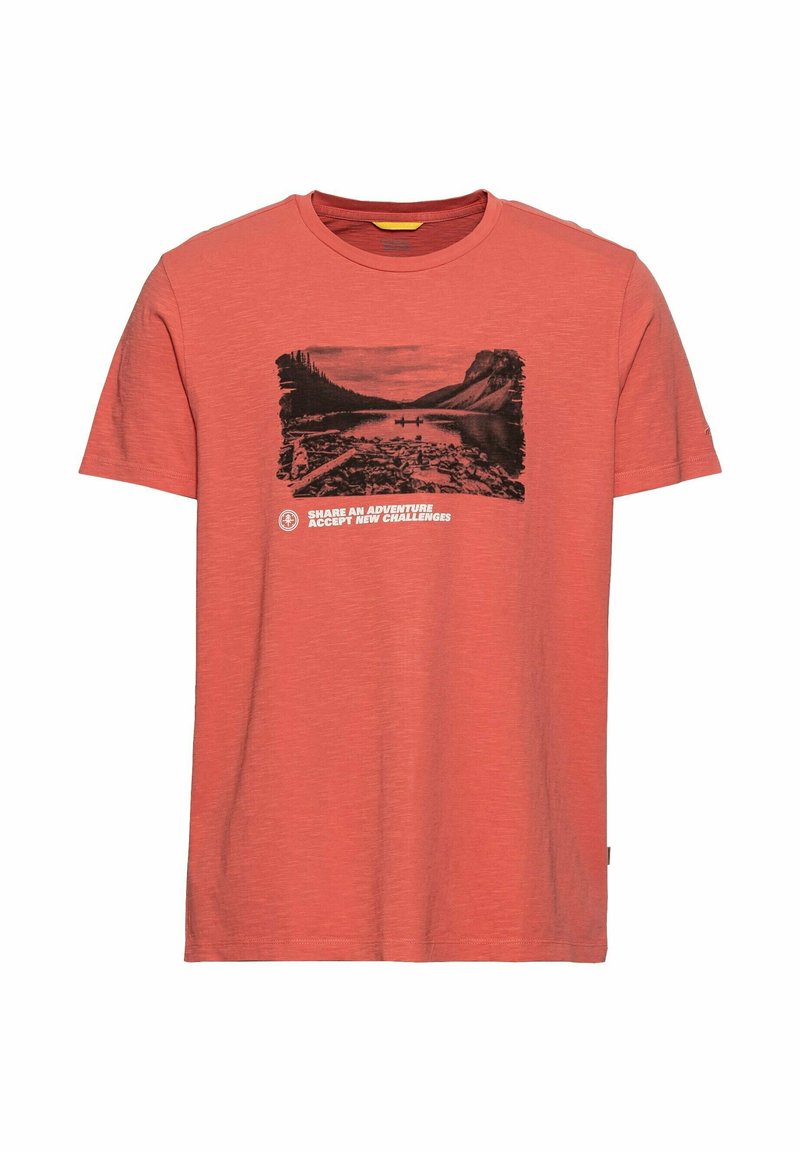 T-shirt à manches courtes couleur rouille avec une scène naturelle noire d’un lac et de montagnes, et texte blanc disant "Share an adventure accept new challenges."