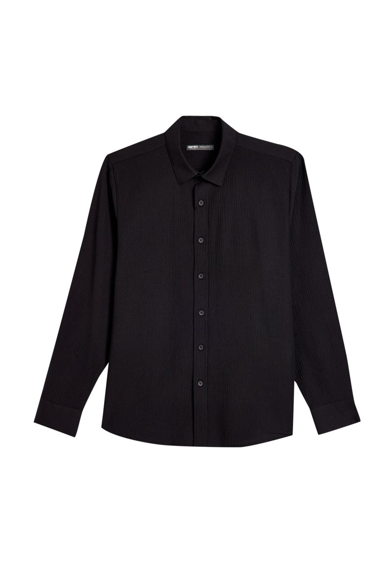 Camicia nera a maniche lunghe con colletto, realizzata in un tessuto testurizzato, con chiusura frontale a bottoni e polsini abbottonati.