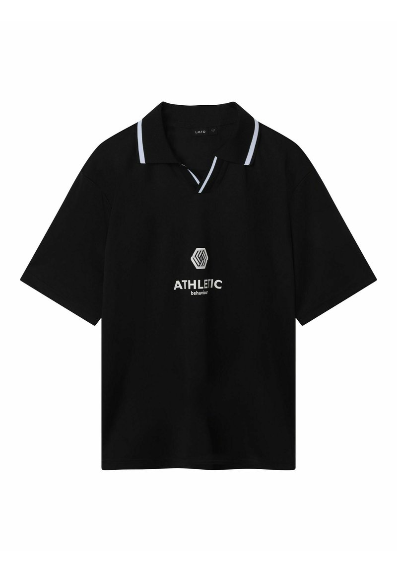 Svart kortärmad polo med en kontrasterande vit krage och öppen V-hals, med en logotyp och texten "ATHLETIC behavior" i mitten.