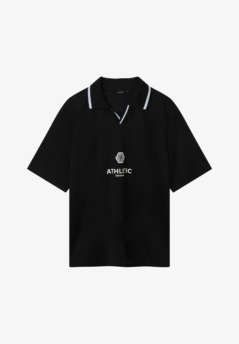 Polo shirt nera a maniche corte con colletto bianco a contrasto e scollatura a V aperta, con un logo e la scritta "ATHLETIC behavior" al centro.