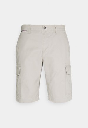 Beige Cargo-Shorts aus strapazierfähigem Stoff, mit Seitentaschen, Knopfverschluss und lockerem Schnitt. Glatte Textur und knielang.