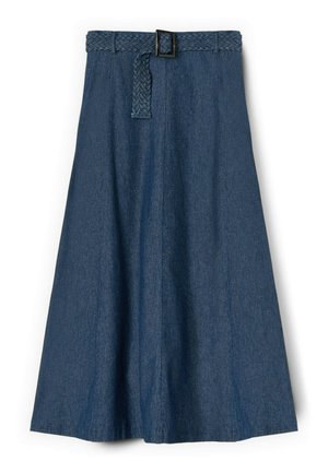 High-waisted A-lijn denim rok met een textuurrijke gevlochten riem en een zwarte gesp, voorzien van verticale naden en een middenlange zoom.