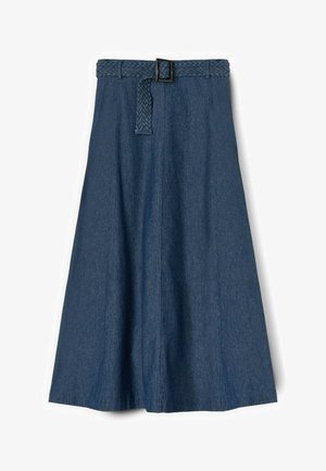 High-waisted A-lijn denim rok met een textuurrijke gevlochten riem en een zwarte gesp, voorzien van verticale naden en een middenlange zoom.