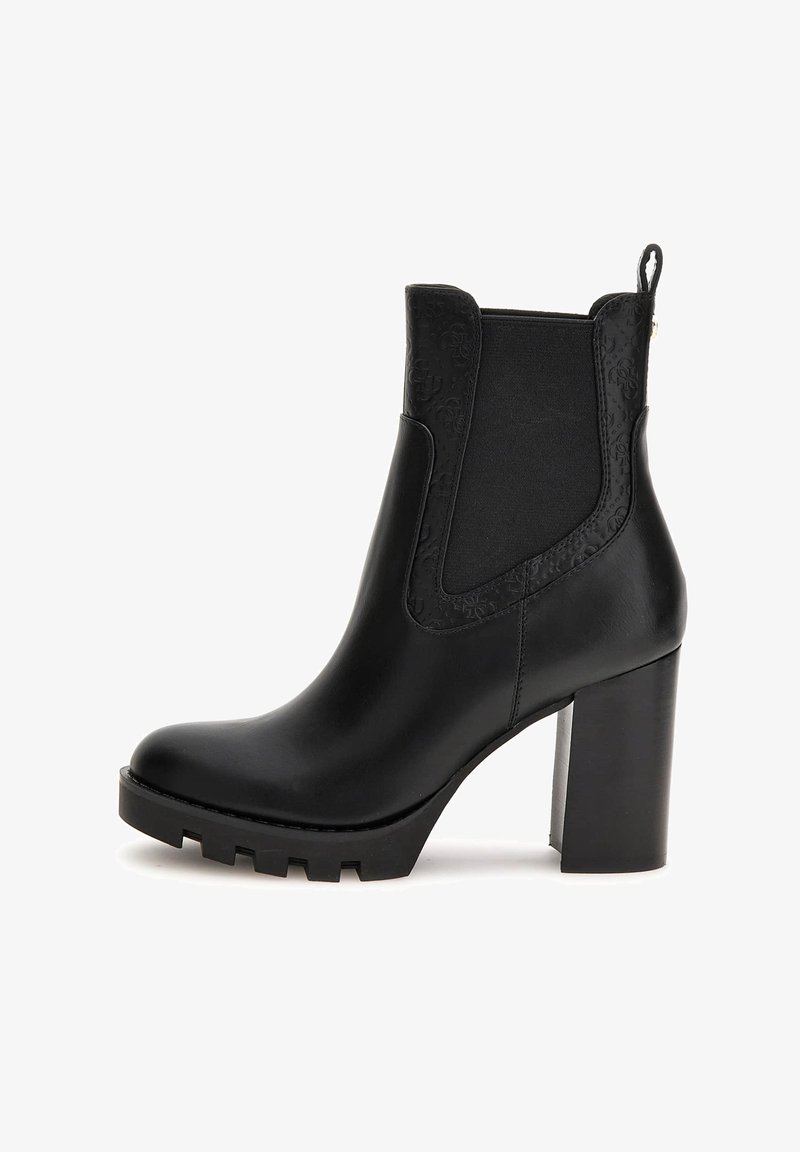 Bottine en cuir noir avec talon bloc épais, semelle crantée, panneau latéral élastique et détails embossés sur la bordure supérieure.