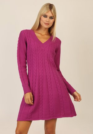 Violett-pinkes Strickkleid mit langen Ärmeln, V-Ausschnitt und Kabelstrickmuster. A-Linien-Form mit gerippten Bündchen und Saum.