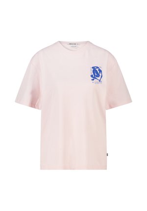 T-shirt rose clair à manches courtes avec un petit motif abstrait bleu sur la partie supérieure gauche de la poitrine.