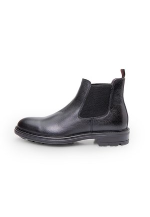 Boots Chelsea din piele neagră, cu panouri laterale elastice, vârf rotund, suprafață texturată și o talpă din cauciuc rezistentă cu profil. Accent roșu la toc.