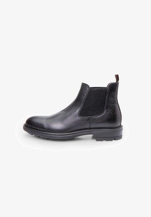 Boots Chelsea din piele neagră, cu panouri laterale elastice, vârf rotund, suprafață texturată și o talpă din cauciuc rezistentă cu profil. Accent roșu la toc.