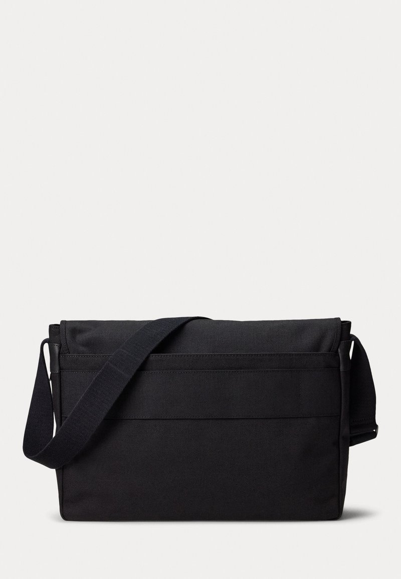 Borsa a tracolla nera realizzata in tessuto resistente. Presenta una chiusura con pattina, una tracolla regolabile e una tasca frontale con dettaglio di cucitura orizzontale.