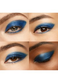 Fire nærbilder av øyne som viser frem livlig blå øyenskygge. Fargen er kraftig med metallisk glans, påført i ulike stiler og former.