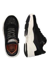 Des baskets noires dotées d'une tige texturée, de détails scintillants et d'une épaisse semelle blanche. Le design comprend des lacets et une fermeture éclair sur le côté.