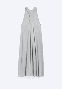 Robe débardeur grise avec un design dos nageur, en tissu doux et léger, suspendue à plat sur un fond uni.