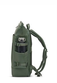 Grüner Rucksack aus glattem, wasserabweisendem Material. Verfügt über eine Seitenasche für eine Wasserflasche und verstellbare Riemen für Komfort.