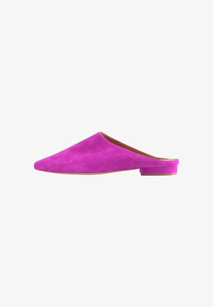 Mule slip-on din piele întoarsă fucsia, cu vârf ascuțit și toc bloc jos, caracterizate printr-o textură fină și un design simplu.