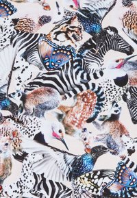 Kangas värikkäällä kankaalla, jossa on eläinten, lintujen ja perhosten kollaasia, nauhoja, pilkkuja ja erilaisia tekstuureja.