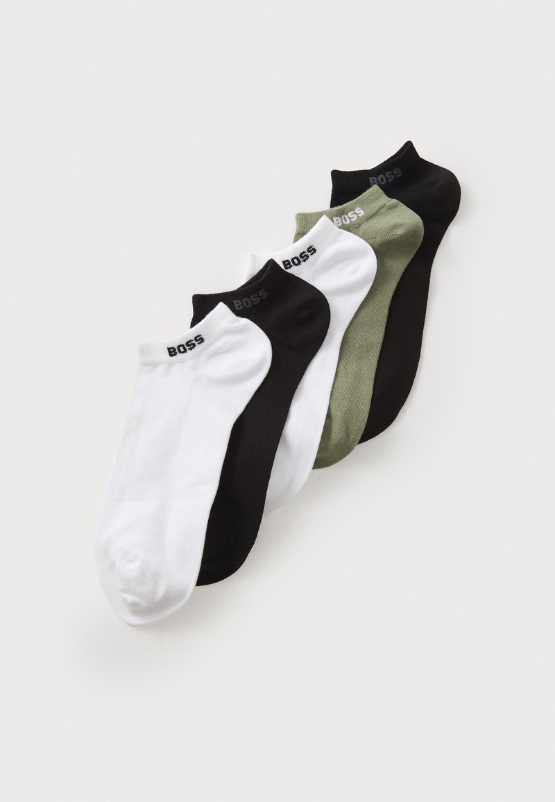 Fünf Paar niedrig geschnittene Socken in Schwarz, Weiß, Dunkelgrün und Oliv, mit gerippten Bündchen und "BOSS"-Logo am Knöchel.