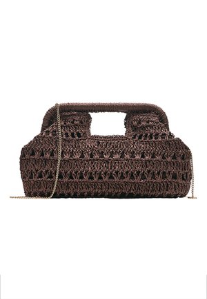 Brązowa pleciona torebka z prostokątnymi uchwytami z wycięciami i cienkim złotym łańcuszkiem, prezentowana na białym tle.