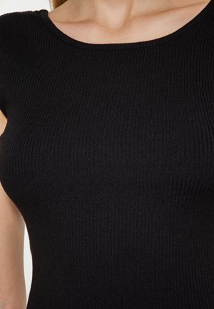 Zwarte geribde tanktop met een ronde halslijn en een aansluitende pasvorm. Materiaal lijkt rekbaar met een soepele textuur.